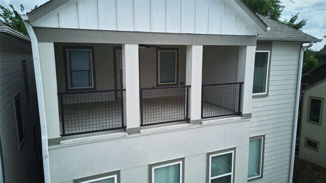 Building Photo - 911 W 35th St