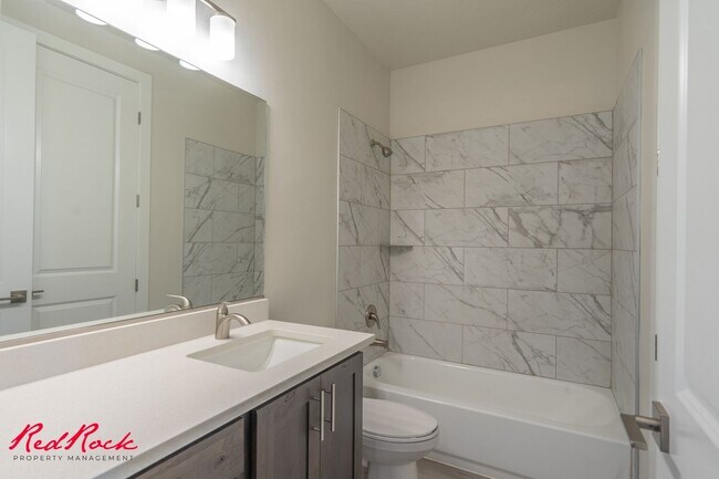 Building Photo - Hurricane Valley 3 Bedroom Townhome