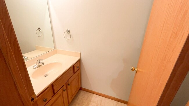 Building Photo - Spacious 2-story townhouse with extra gara...