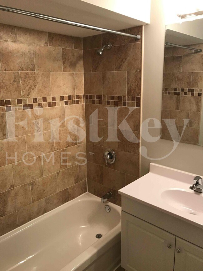 Building Photo - 17621 Grandview Dr