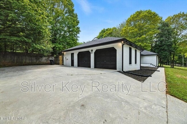 Building Photo - 1113 Springfield Dr