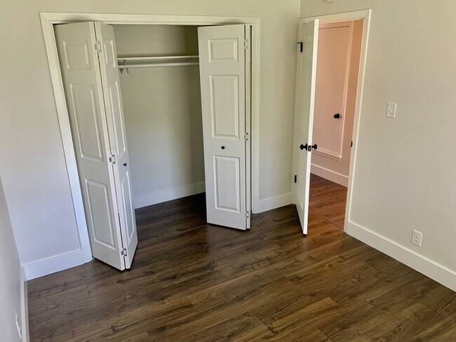 Building Photo - Remodeled & Stunning 2/1 Duplex in South A...