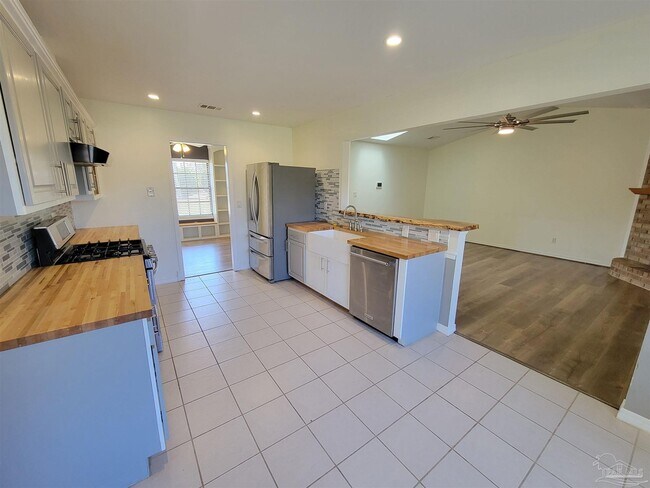 Building Photo - 1306 Pine Hill Cir