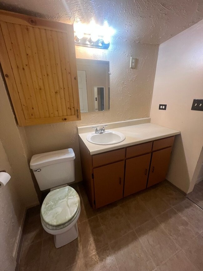 Building Photo - 2 Bedroom, 1 Bathroom Home