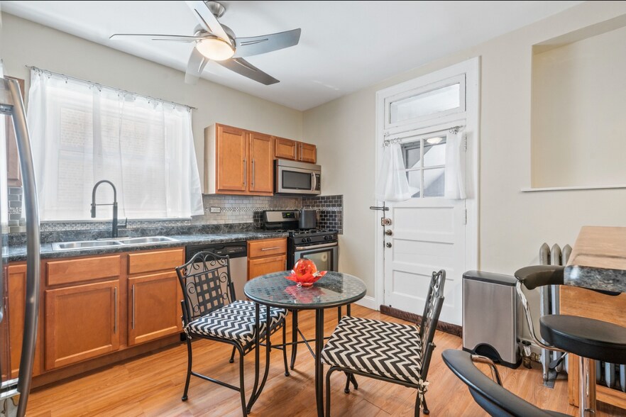 Building Photo - 7414 S Prairie Ave