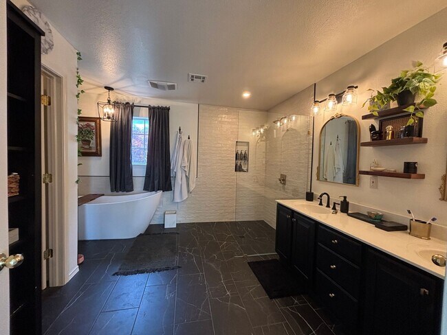 Building Photo - Luxury Home with incredible views in Minsh...