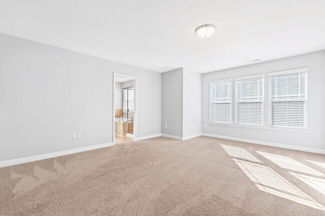 Building Photo - Bright & Spacious End-Unit Townhome in Flo...