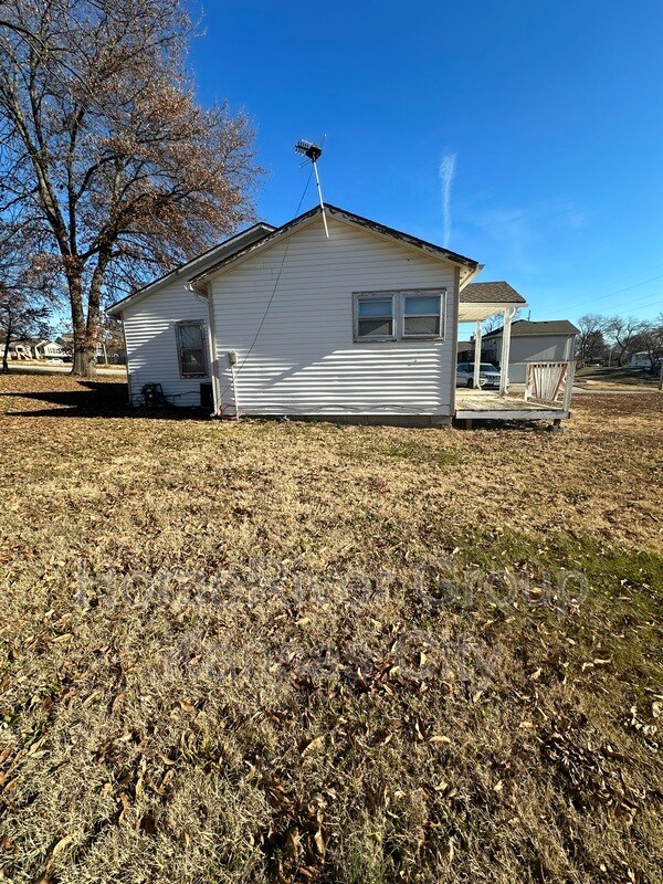 Building Photo - 2304 Elm St