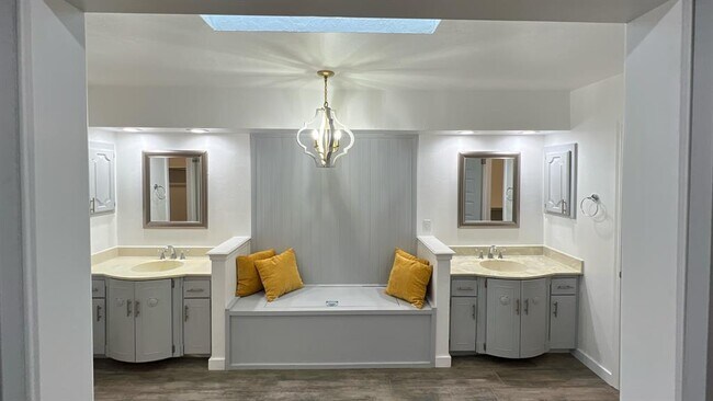 Building Photo - 12510 Maple Ridge Rd