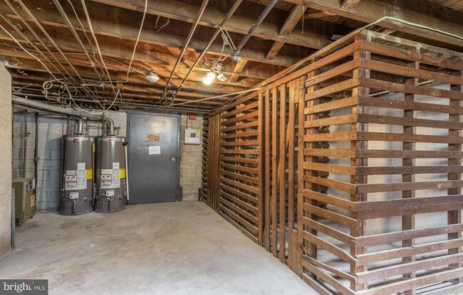 Building Photo - 5990 Henry Ave