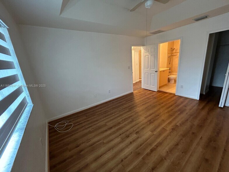 Building Photo - 1406 SE 26th Ct