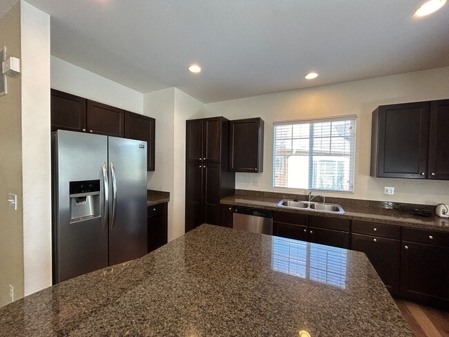 Building Photo - Beautiful 5-bedroom House in the Saddle Rock Area