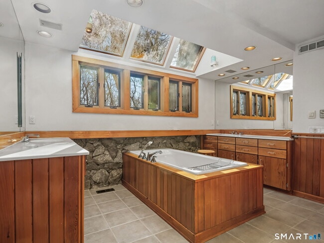 Building Photo - 484 Cognewaugh Rd