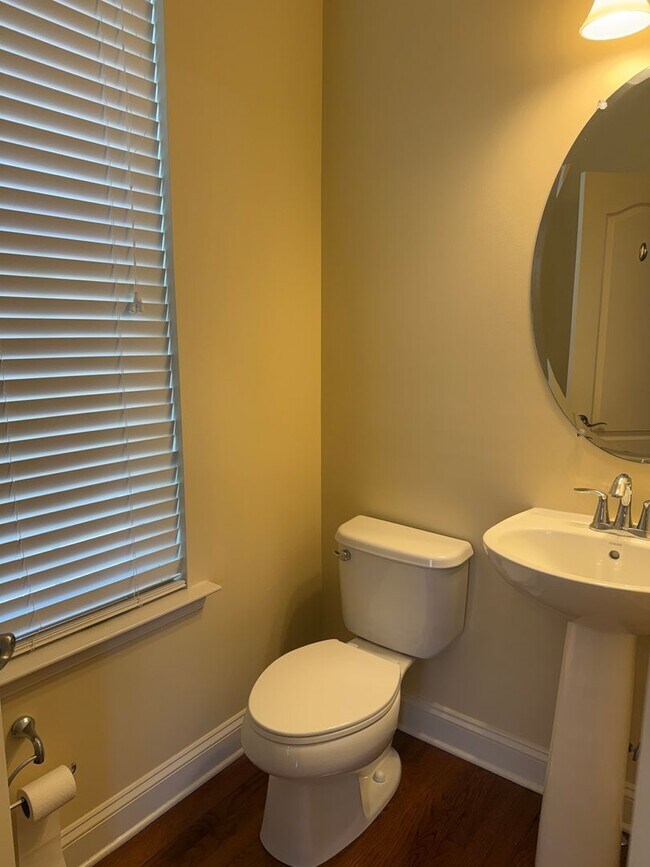 Building Photo - Well Maintain Townhome in Market Square!