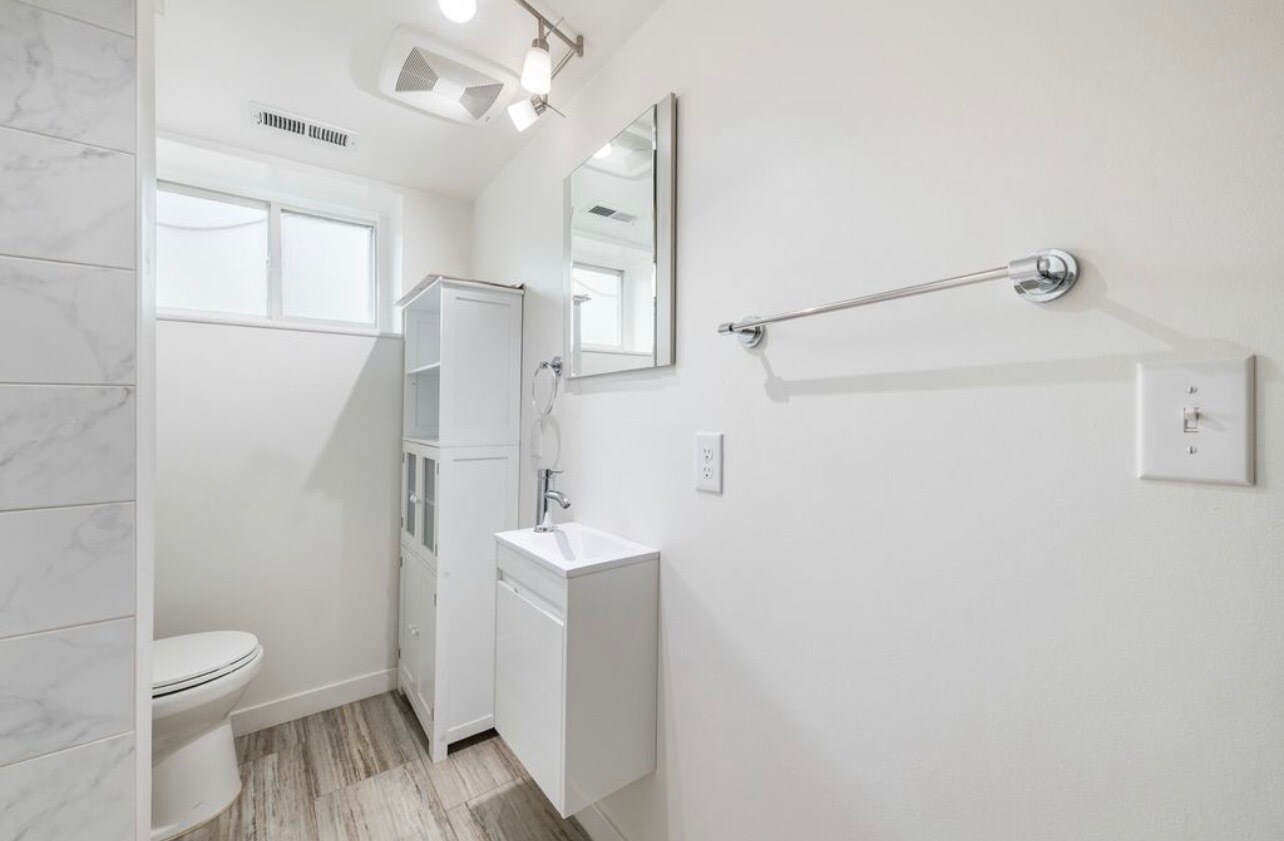 Building Photo - 140 W 8710 S