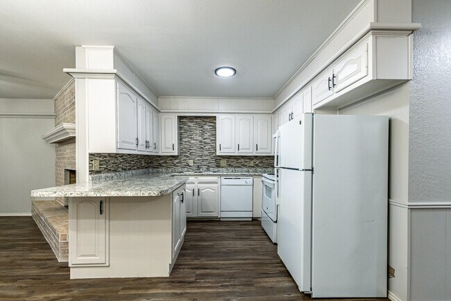 Building Photo - Sleek South Loop Duplex | Updated 2-bed with Garage