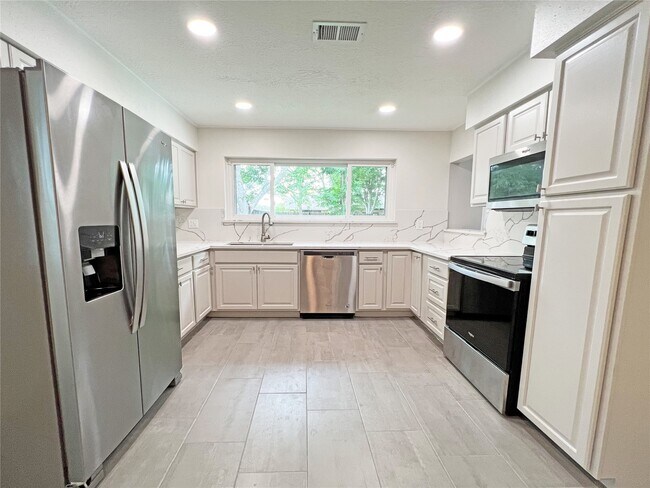 Building Photo - 6210 Creekside Ln