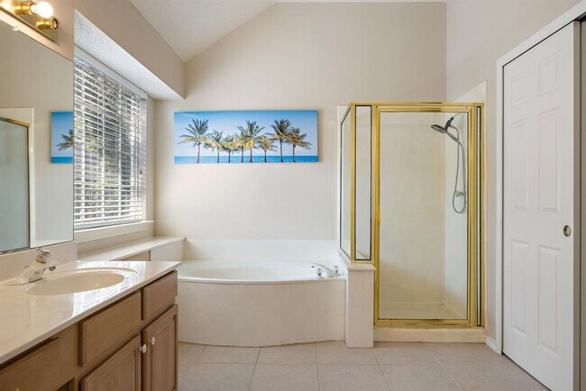 Building Photo - 2414 Mockingbird Dr
