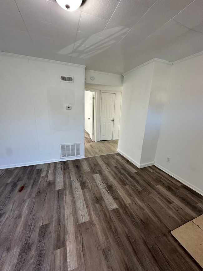 Building Photo - Perfect home right in Midtown