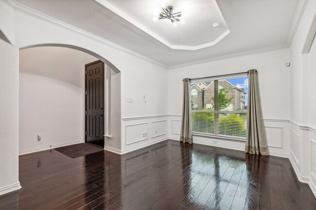 Building Photo - Luxurious in Little Elm