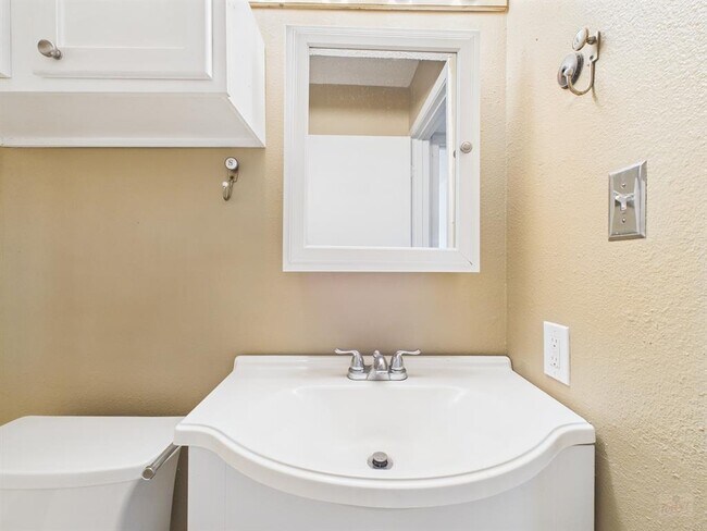 Building Photo - 910 Duncan Ln