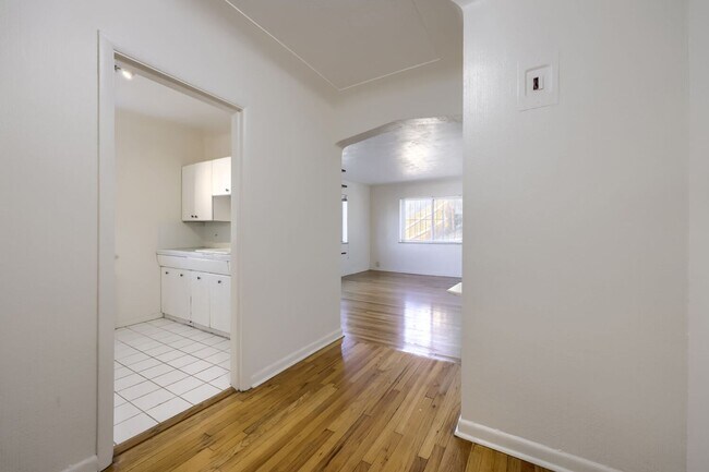 Building Photo - LOCATION!! LOCATION!! Beautiful 1 bedroom, 1 full bath condo in Capitol Hill neighborhood (1-mont...