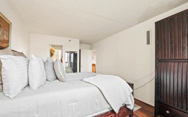 Building Photo - Bright And Spacious 2 Bed 2 Bath Condi With Balcony In Vibrant Highpointe