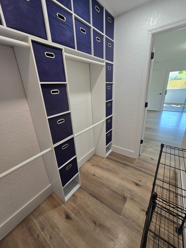 Building Photo - 383 Floral Dr