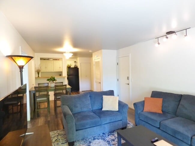 Building Photo - Downtown Living | 1 Bed • 1 Bath Ground-Level Condo | Available August 1!
