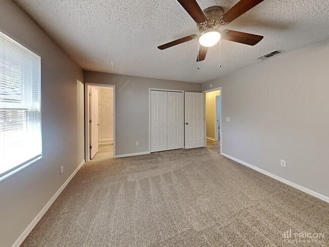 Building Photo - 2731 Greenwood Ln W