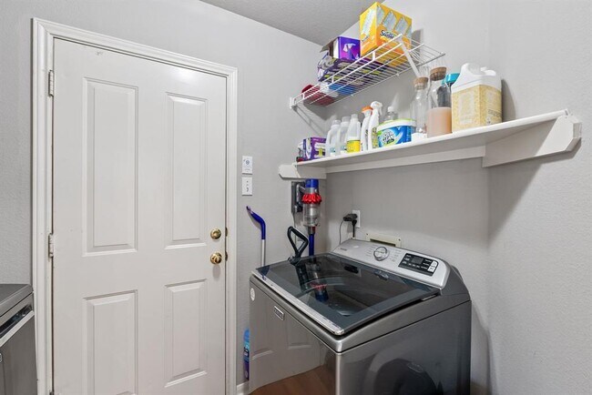 Building Photo - 9305 Donner Ln