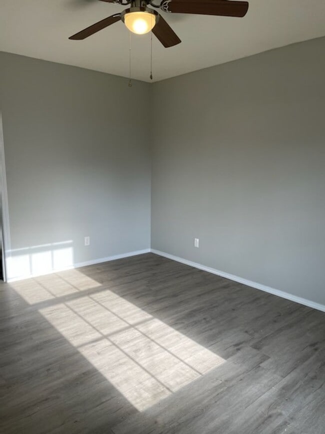 Building Photo - 3 Bed 2 Bath House November