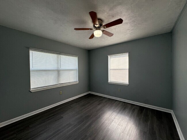 Building Photo - Charming 3-Bedroom 1-Bathroom Duplex Utilities Included!