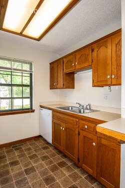 Building Photo - 3-bed 2-full-bath Duplex w/Double Garage  ...