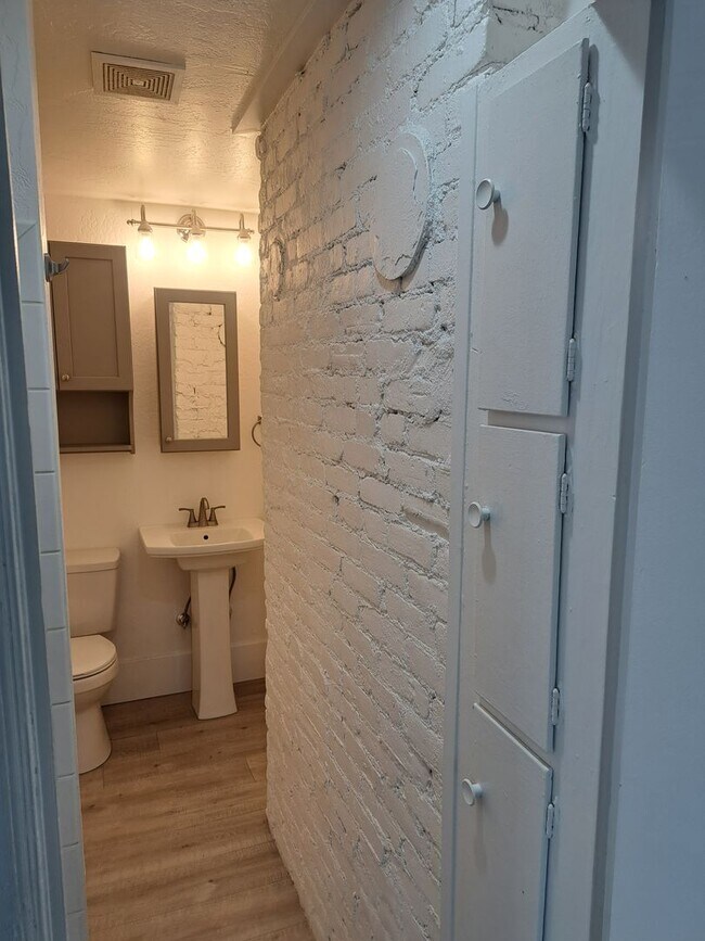 Building Photo - L993