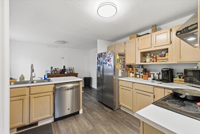 Building Photo - 401 Eastwood Dr