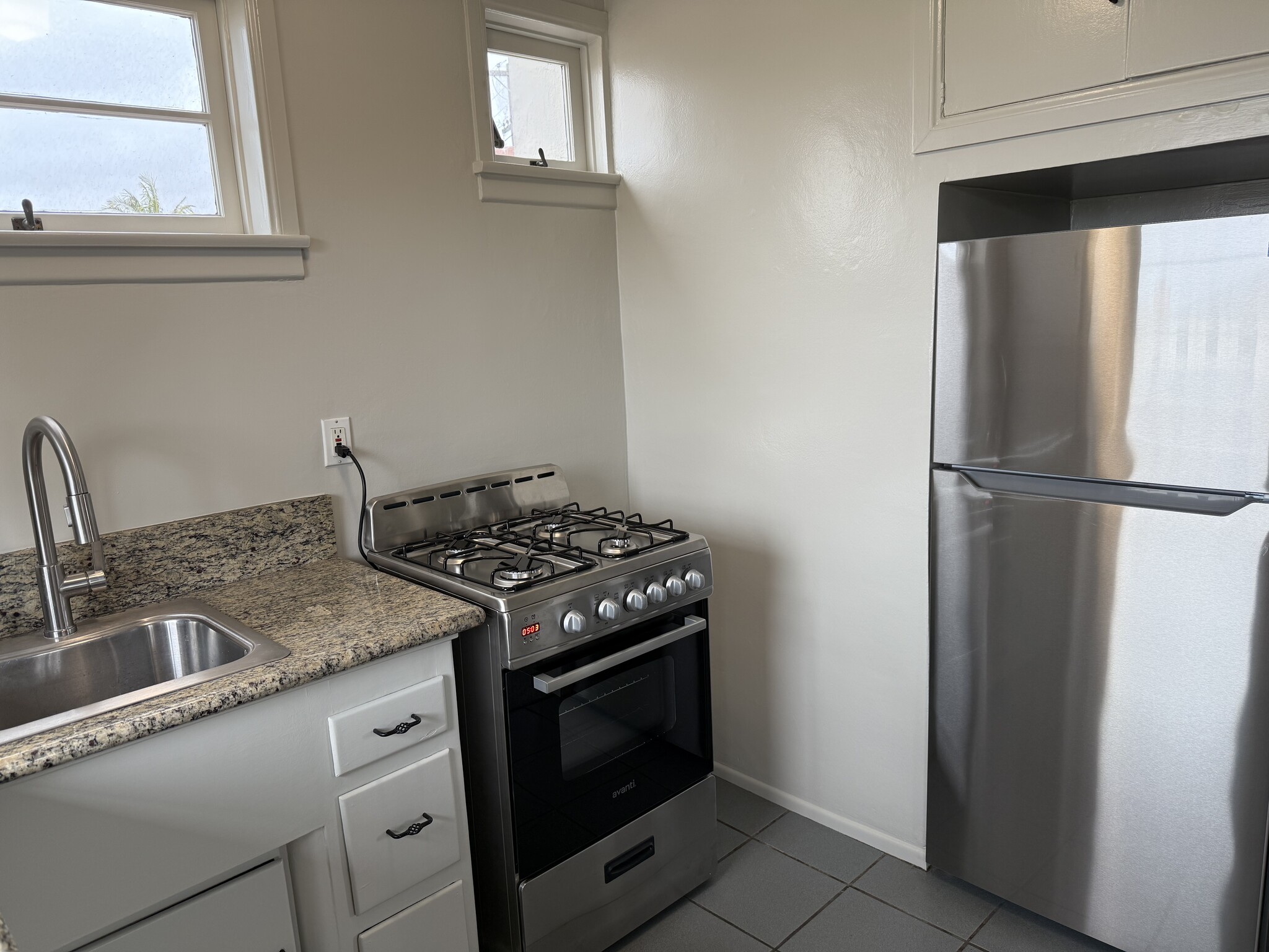 kitchen new appliances - 8252 Rees St