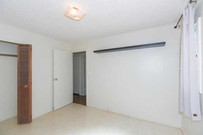 Building Photo - Amazing views, spacious floorplan, bonus f...