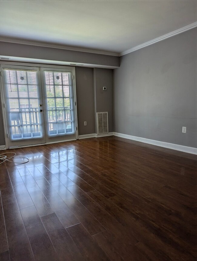 Building Photo - Gorgeous 2 Bed 1 Bath Condo with Private Balcony, UTILITIES INCLUDED, In Mayflower Square