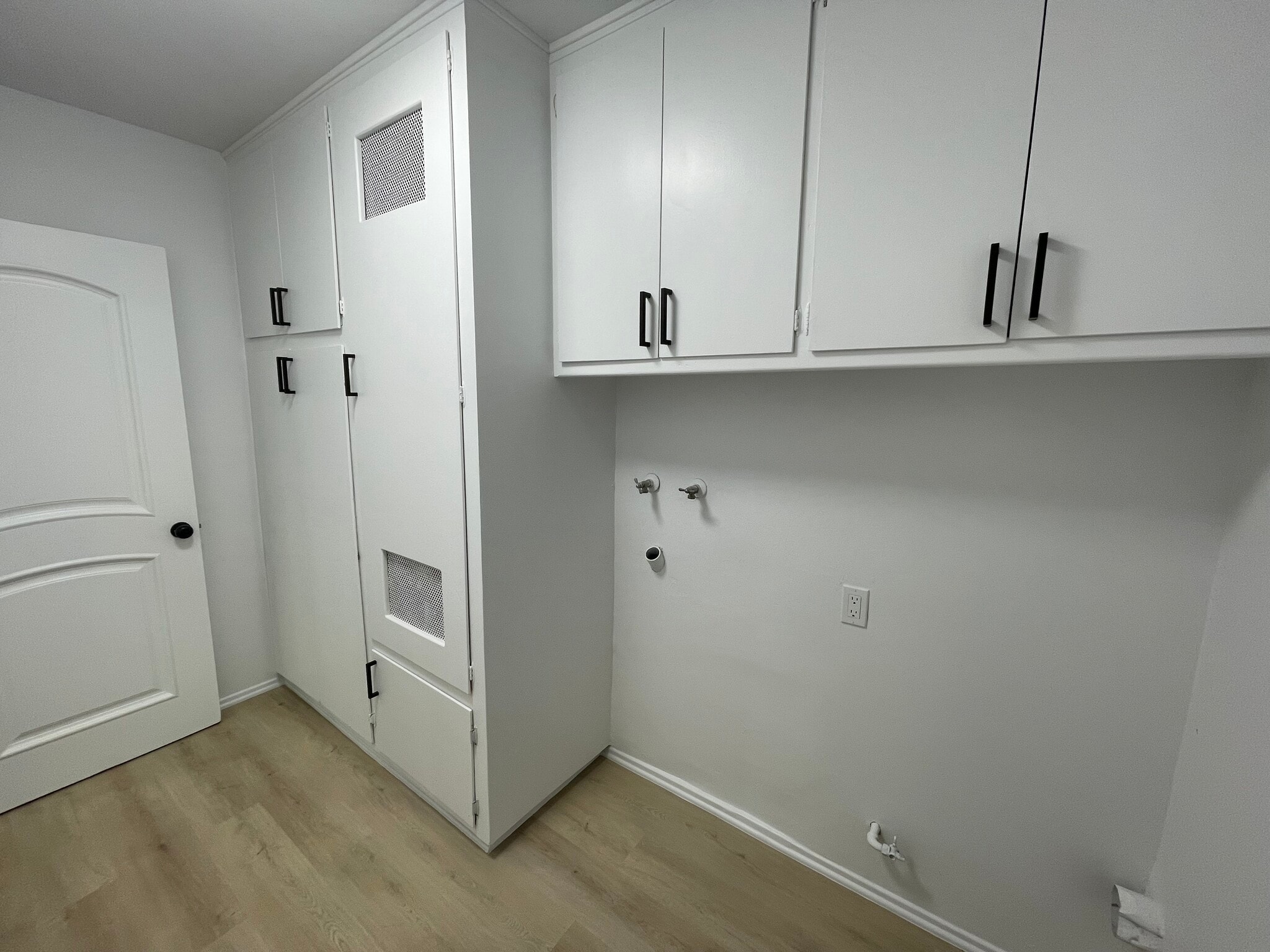 Laundry room - 437 W 11th St