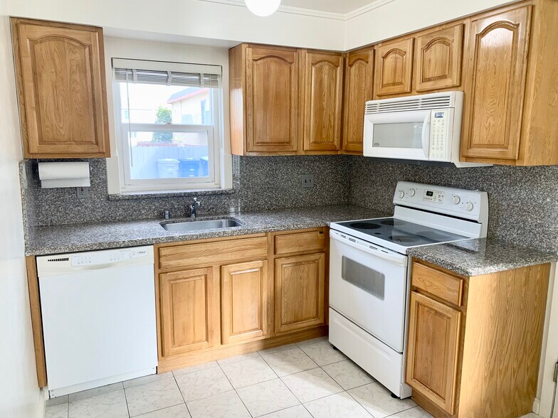 Kitchen - 216 Paramount Dr