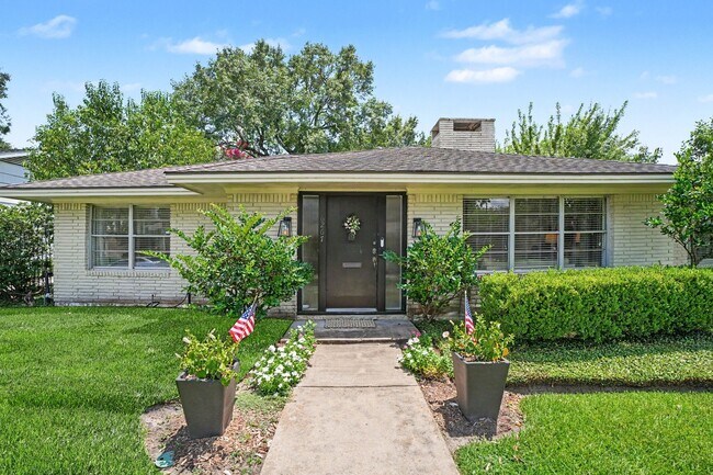 Building Photo - 6267 Chevy Chase Dr