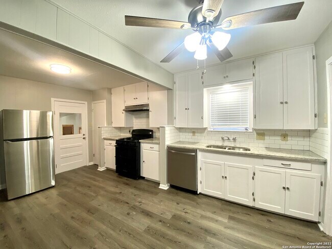 Building Photo - 178 Sweetbriar Ave