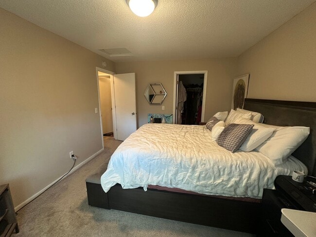 Building Photo - Beautiful 3 bedroom, 2 bath Townhome with ...