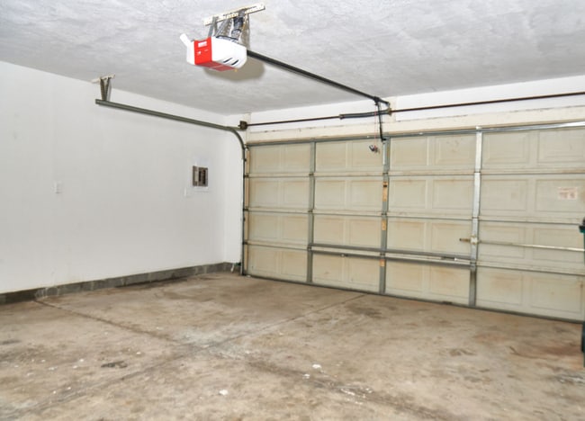Building Photo - Beautiful Three Bedroom Single Family Home...