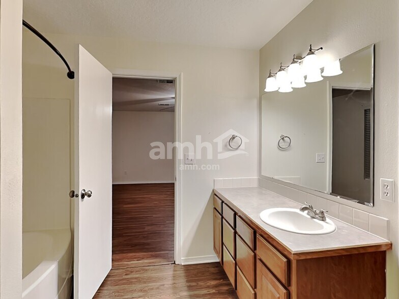 Building Photo - 1211 N Cambrick Dr