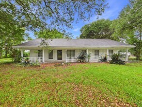 Building Photo - 4 Bedroom/3 Bathroom Home Available NOW!