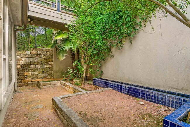 Building Photo - 701 Azie Morton Rd