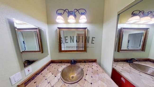Building Photo - Beautiful 2 Bd 2 Ba Condo at Silvertide Bear Brand