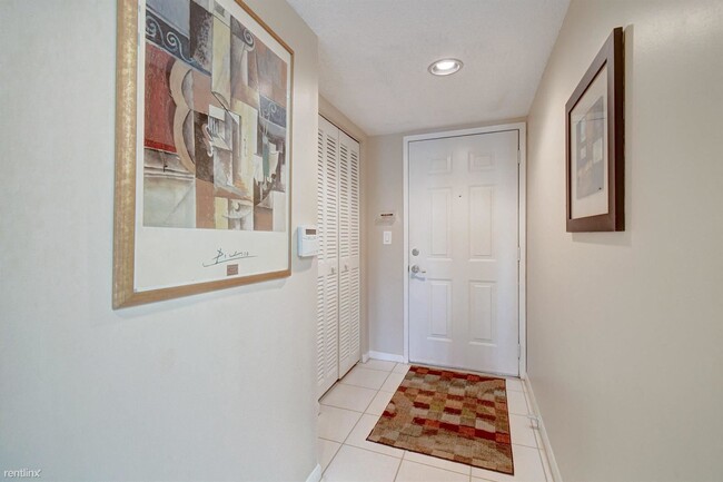 Building Photo - 2 br, 2 bath Condo - 6093 Pointe Regal Cir...